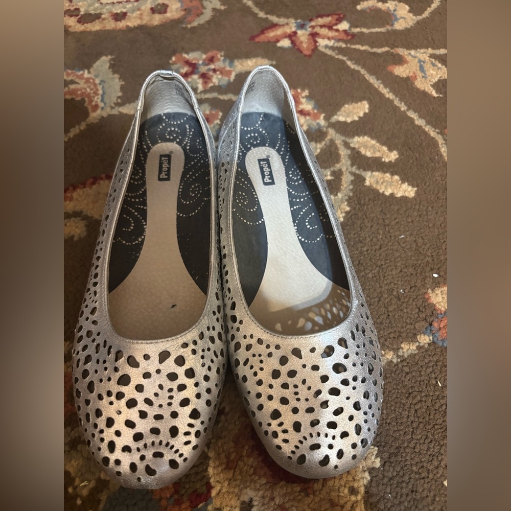 Propet Cicely Ballet Flats Size 9M Silver Laser Cut Perforated Leather Slip On